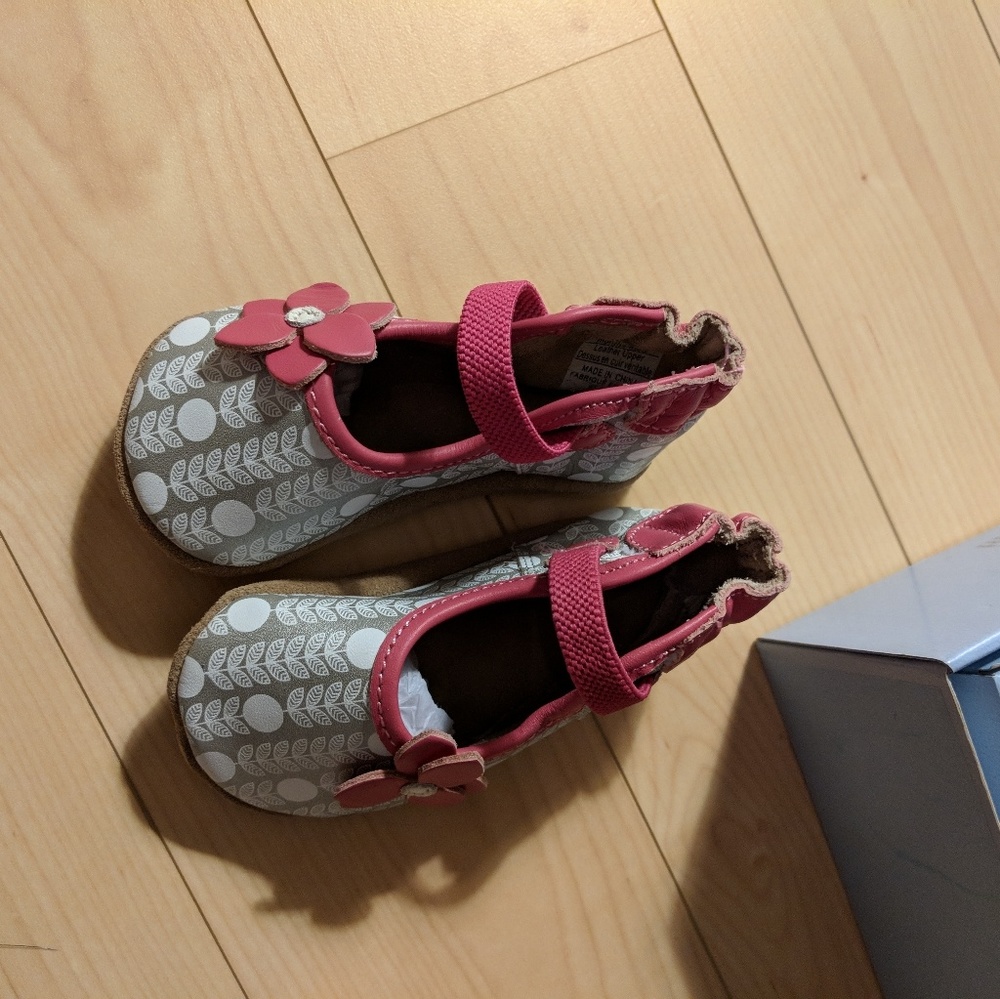 Brand new Robeez crib shoes - Size 6-12mths